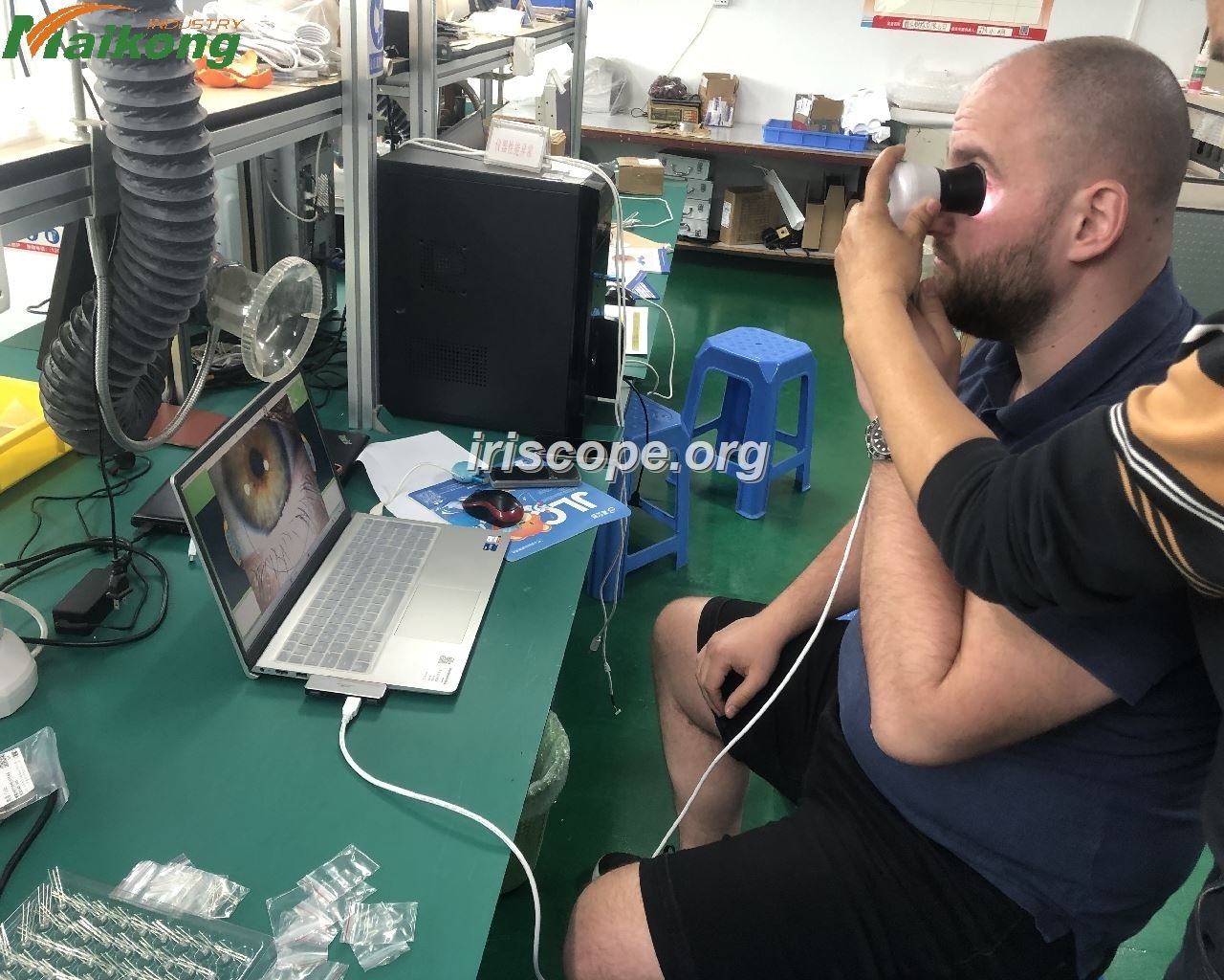 Appareil professionnel pour iridologie AIKONG montrant les détails de l'iris